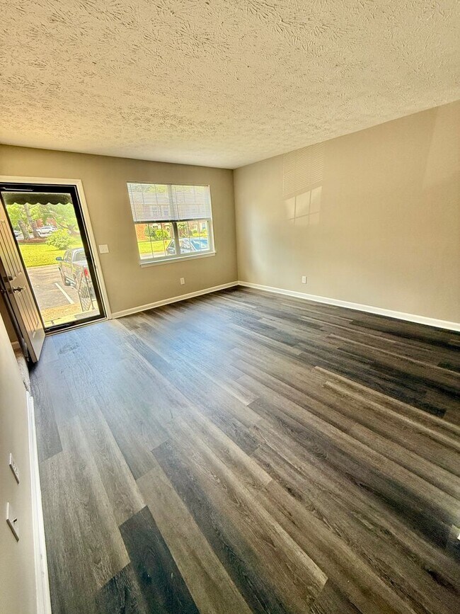 Building Photo - Awesome 2 Bed 1.5 Bath Condo in Hermitage ...