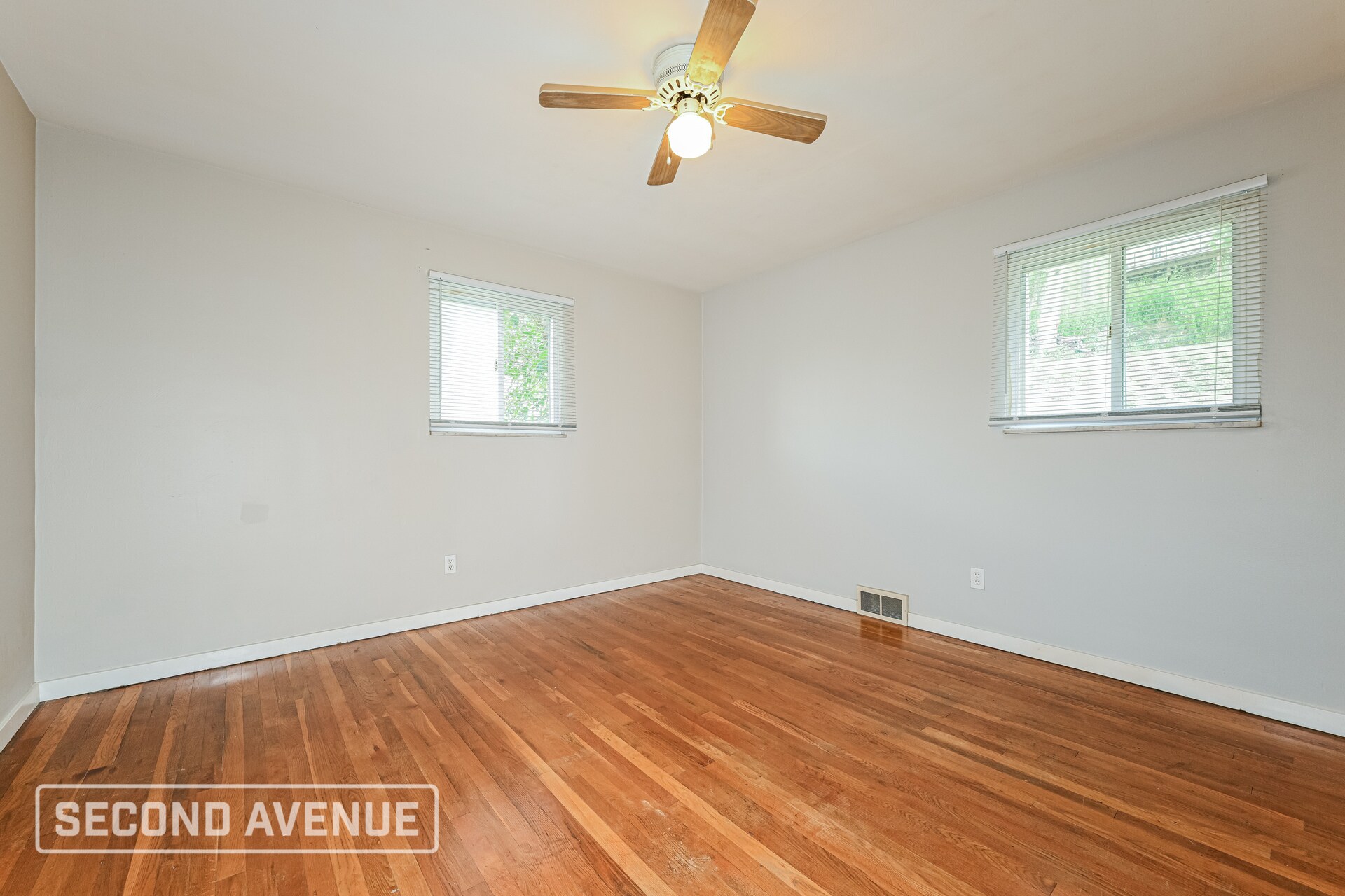 Building Photo - 1031 Greenlawn Dr