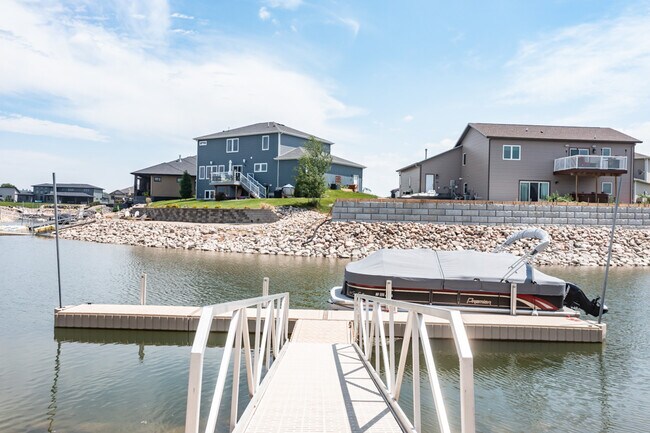 Building Photo - 2304 Marina Rd SE