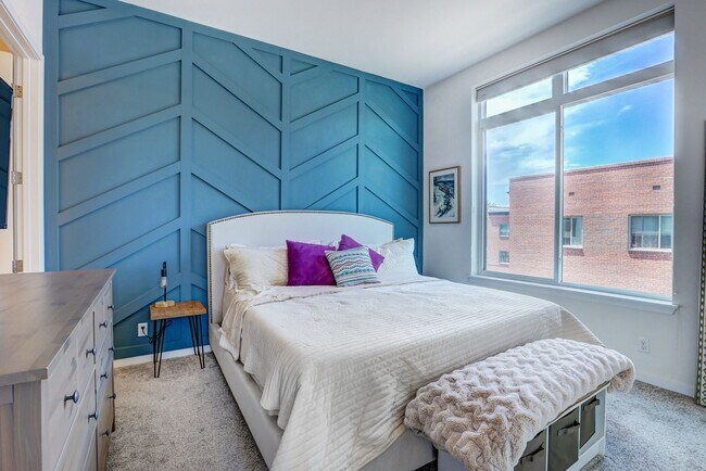 Building Photo - 2 bedroom 2 bath Penthouse apartment in Wa...
