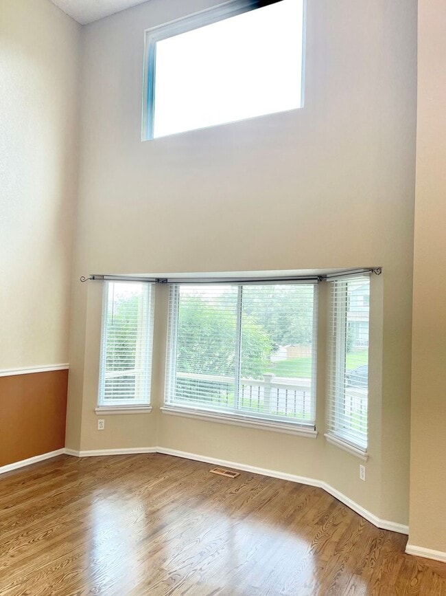 Building Photo - Large Clean Home in Aurora