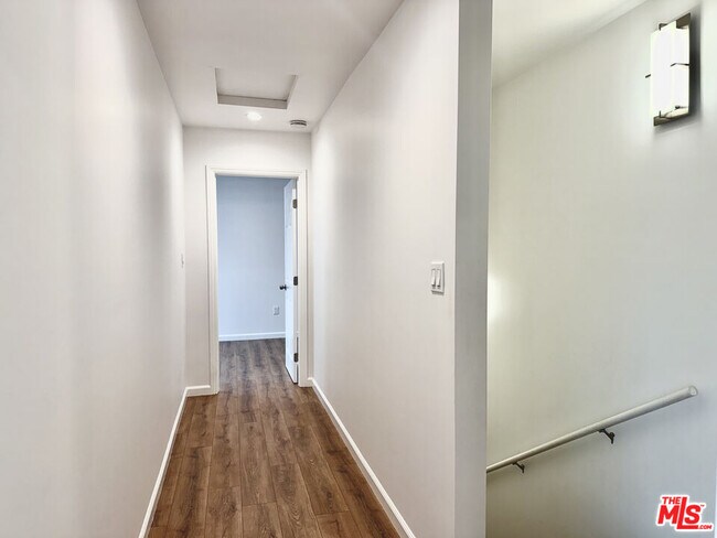 Building Photo - 384 Hargrave St