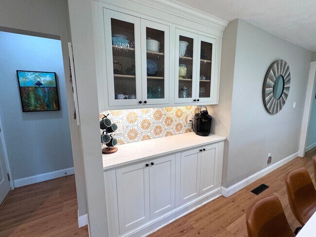Building Photo - Lakefront Great Neck Home! 4/2.5 brick ranch in lovely Southern Point