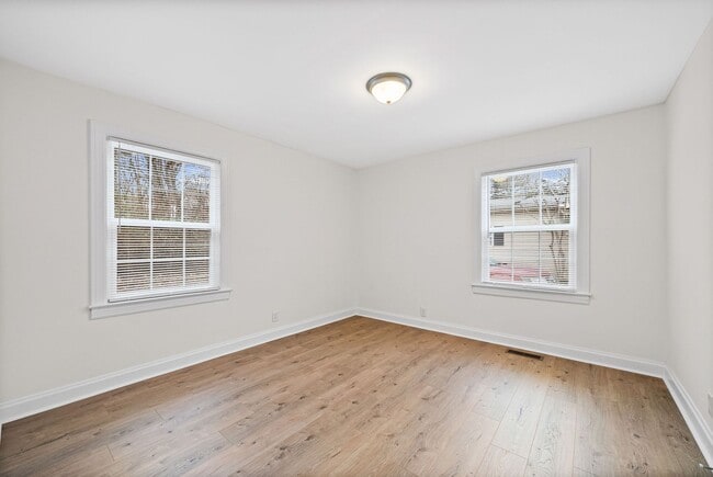 Building Photo - Renovated 2 bedroom home for rent Near Downtown Clarksville!