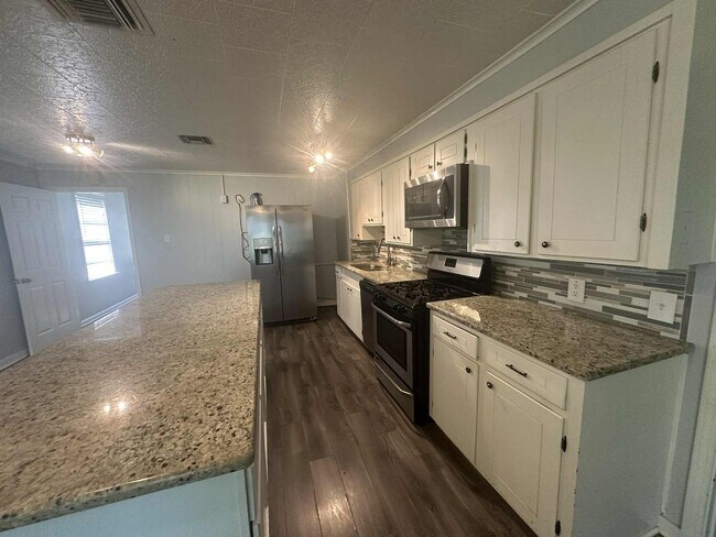 Building Photo - Cozy remodeled home