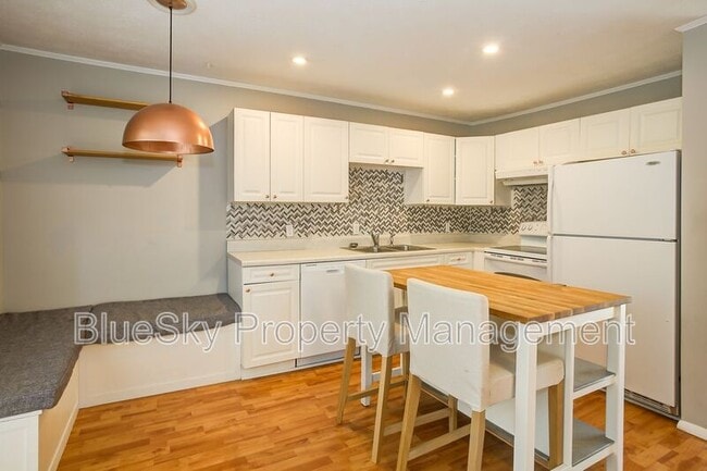Building Photo - 688 Lockesley Terrace