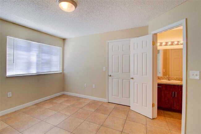 Building Photo - 643 Vista Isles Dr