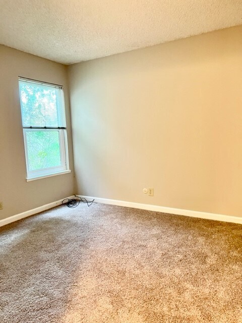 Building Photo - 1632 Ashwood Dr