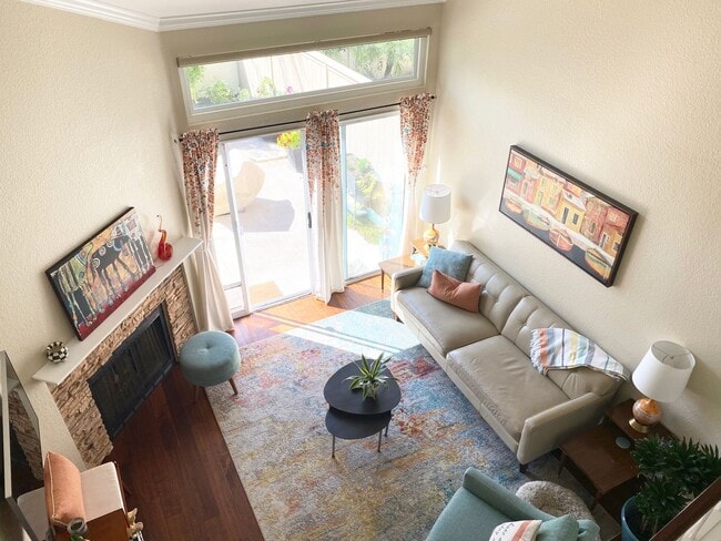 Building Photo - Beautiful End Unit Townhome in Fantastic A...