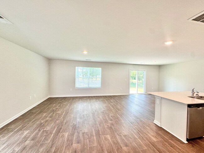 Building Photo - Available NOW!! 4 bedroom 2.5 bath home in RINCON, GA!!!