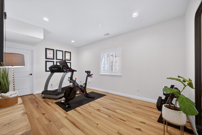 Building Photo - "Spacious 5-Bedroom Retreat on South Quantock Way - Perfectly Designed for Comfort and Style!"  A...