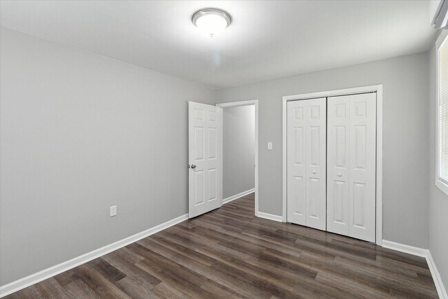 Building Photo - Huge East Savannah 5BR/2BA House For Rent