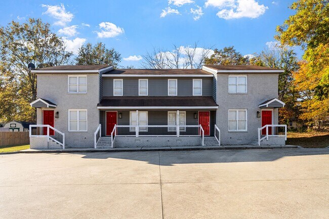 Building Photo - Gorgeous, Newly Renovated Townhome