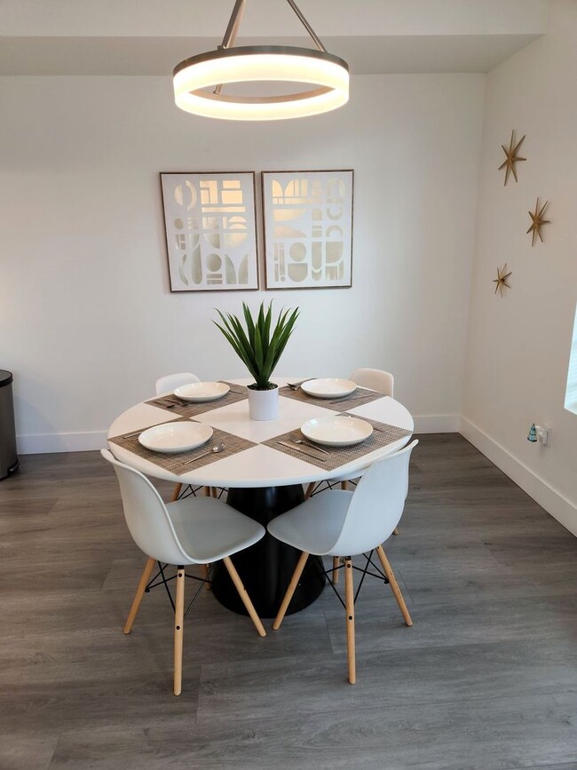 Building Photo - New Modern 4 Bed 2.5 Bath duplex with over...