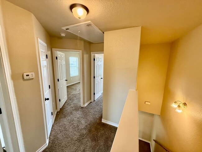 Building Photo - Beautiful 3 BR, 2.5 bath townhome located in the Judson School District
