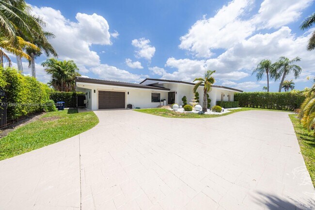 Building Photo - 7345 N Oakmont Dr