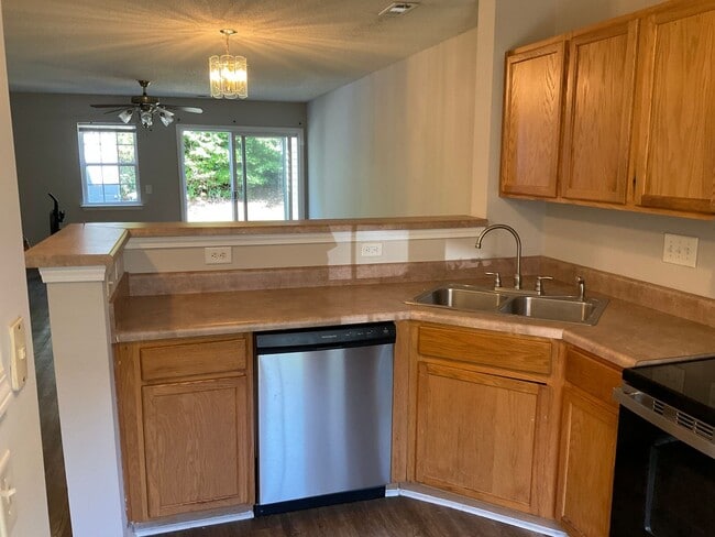Building Photo - Townhome with 2 Bedrooms, 2.5 Baths
