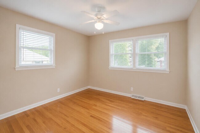 Building Photo - 208 N Lewis Ct
