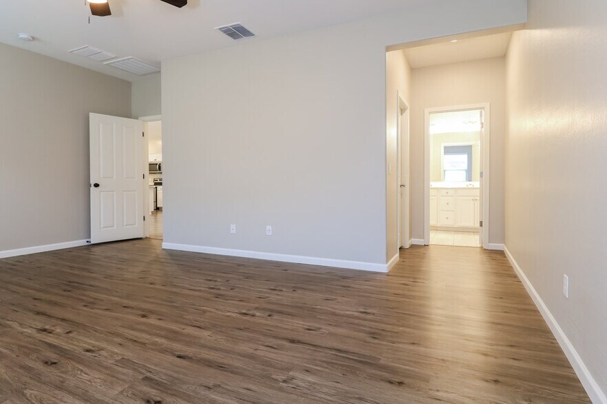 Building Photo - 16574 W Sierra St