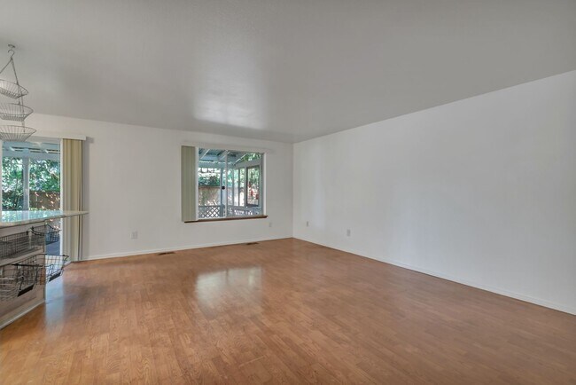 Building Photo - 3-bedroom, 2.5-bathroom home located in Fe...