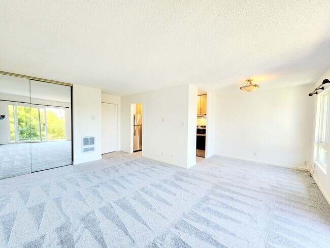 Building Photo - Top floor remodeled Woodlake unit