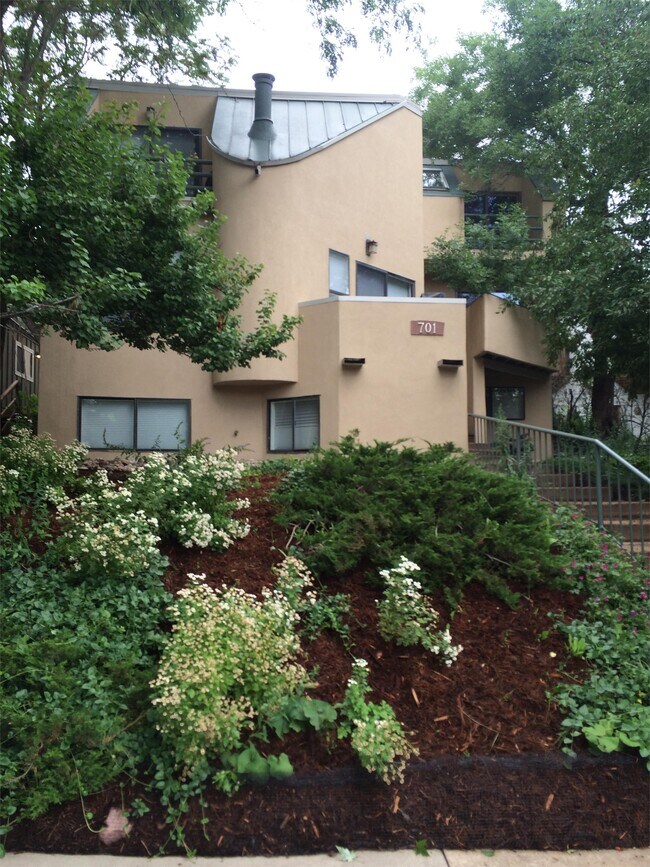 Building Photo - 701 Pearl St