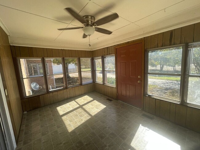 Building Photo - 2 bedroom 1 bath house available