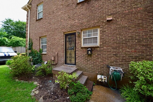 Building Photo - 256 Lombardy Pl