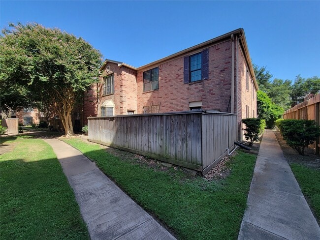 Building Photo - 2255 Braeswood Park Dr