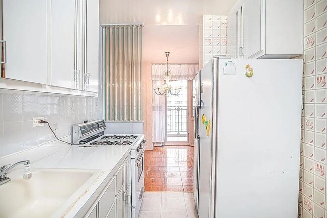 Building Photo - 464 Neptune Ave