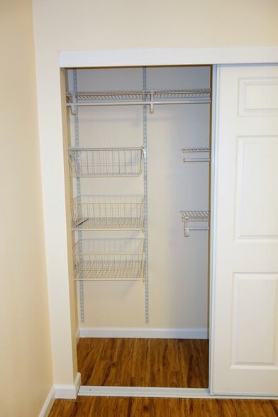 Building Photo - 983 Hacienda Circle