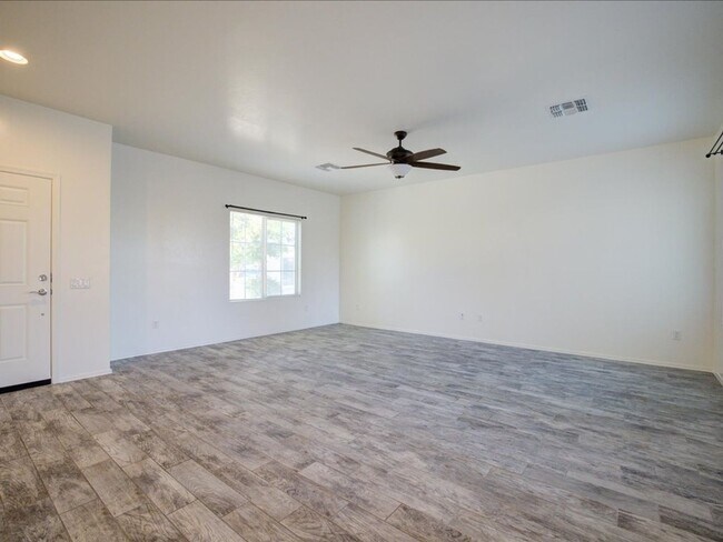 Building Photo - 4 Bedroom, 2.5 Bath COMMUNITY POOL!