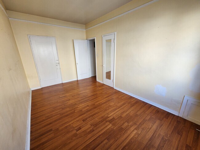 Building Photo - 126 N Almont Dr