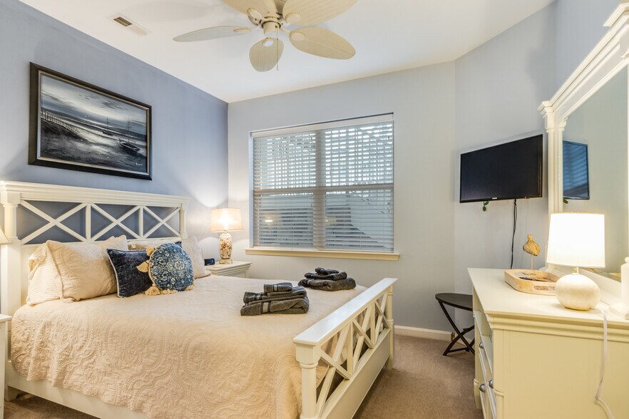 Bedroom 2 (Queen) - 37696 Ulster Dr