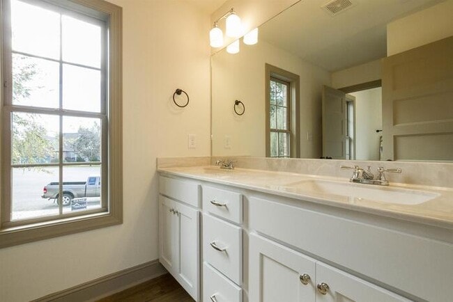 Building Photo - 709 Courtland Ave