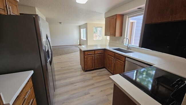 Building Photo - Spacious 2467 sq ft 4 Bedroom 2.5 Bath hom...