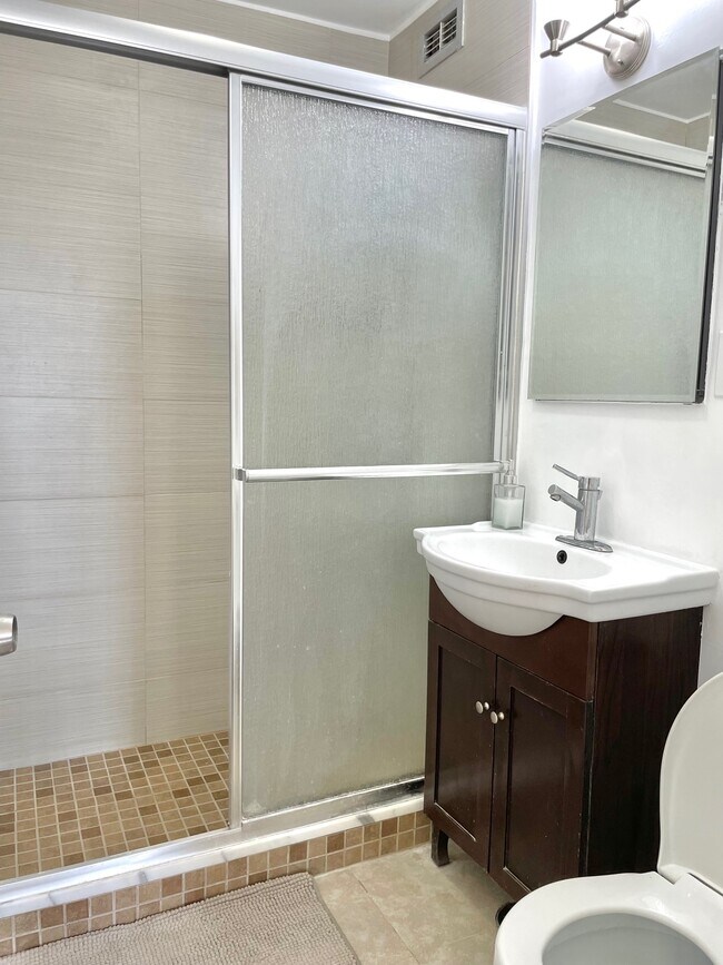 Building Photo - 2930 N Sheridan Rd