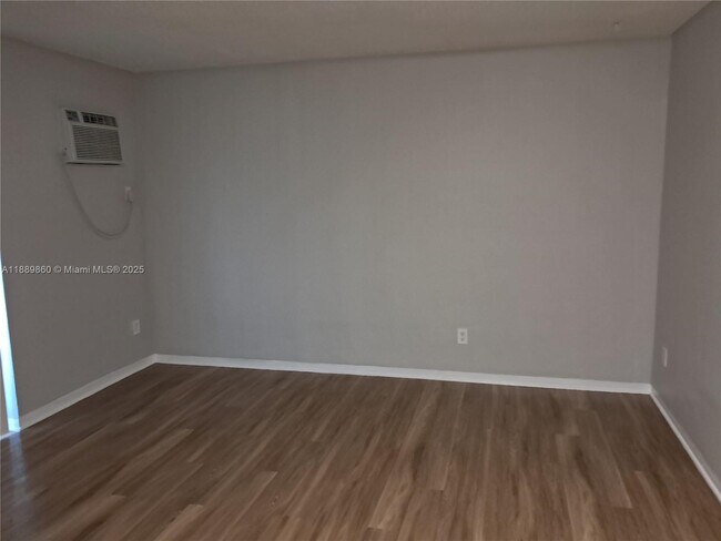 Building Photo - 13025 Emerald Dr