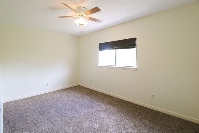 Building Photo - 8118 Chestnut Manor Dr