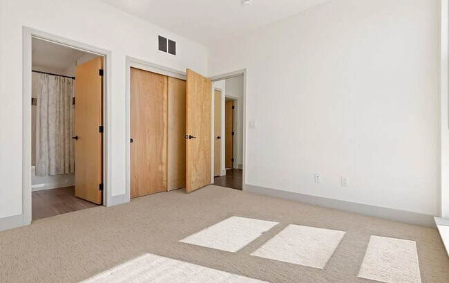 Building Photo - 2 Bedroom Townhome in the Heart of Rino!