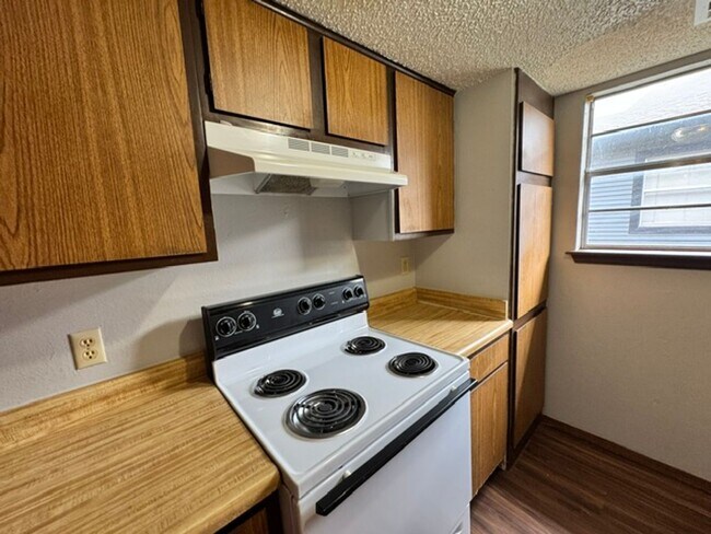 Building Photo - 8231 S Klein Ave