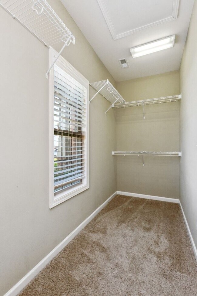 Building Photo - 1275 Golden Eagle Way