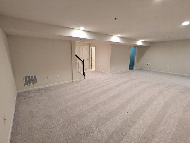 Building Photo - Impeccably maintained SFH in Clarksburg re...