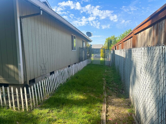 Building Photo - 3 Bedroom 2 Bath McMinnville OR