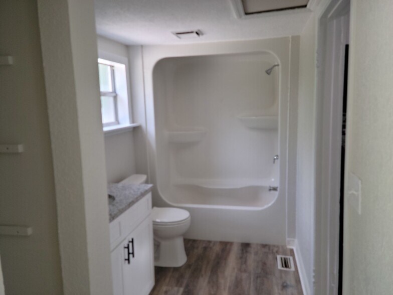 Bathroom - 1530 Smith St