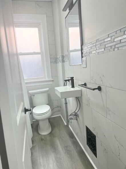 Bathroom - 4622 Shenandoah Ave