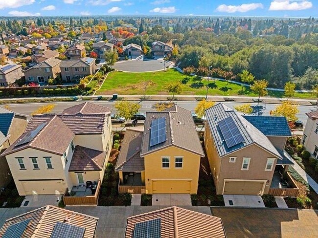 Building Photo - Beautiful Solar 3/2 located in Roseville! Across from Park! Gated Community!