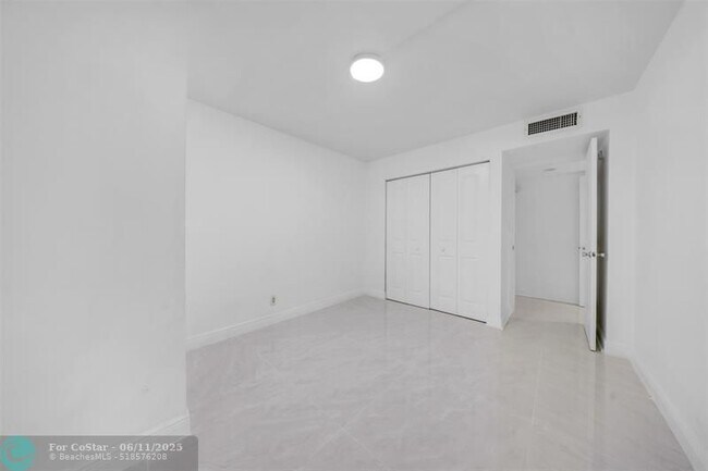 Building Photo - 2300 S Cypress Bend Dr