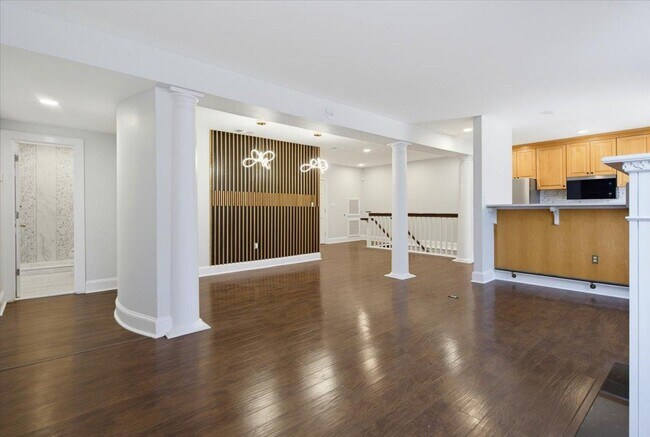 Building Photo - 123 Anderson St