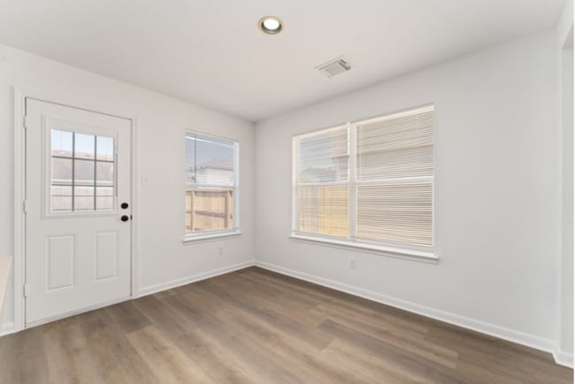 Building Photo - Stylish 3-Bedroom, 2-Bath in a Vibrant Spr...